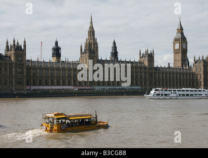 Engins de débarquement amphibie Duck Tours sur Tamise avec les Chambres du Parlement Londres Grande-bretagne Août 2008 Banque D'Images