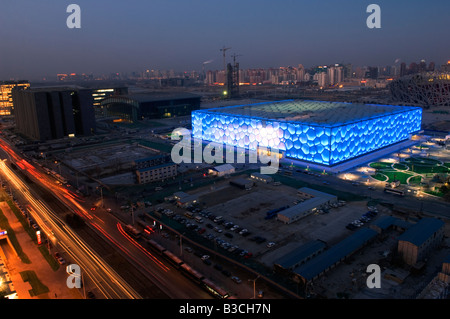 La Chine, Beijing. Le cube d'eau Le Centre national de natation natation arena dans le parc olympique. Banque D'Images