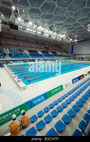La Chine, Beijing. Le cube d'eau Le Centre national de natation natation arena dans le parc olympique. Banque D'Images