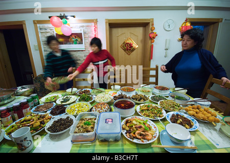 La Chine, Beijing. Le Nouvel An chinois Festival de Printemps repas de famille fêtes. Banque D'Images