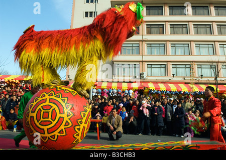 La Chine, Beijing. Beiputuo temple et studio de cinéma. Fête du Printemps le Nouvel An chinois - danse du lion des artistes interprètes ou exécutants. Banque D'Images