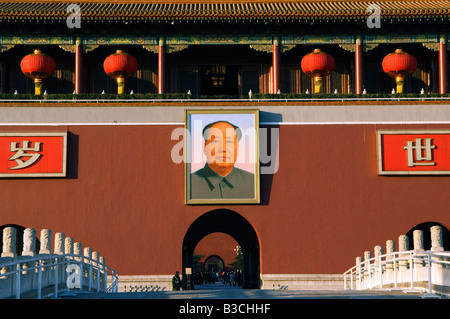 La Chine, Beijing. Nouvel An chinois Fête du Printemps - lanterne rouge décoration de la porte de la paix céleste de la place Tiananmen. Banque D'Images