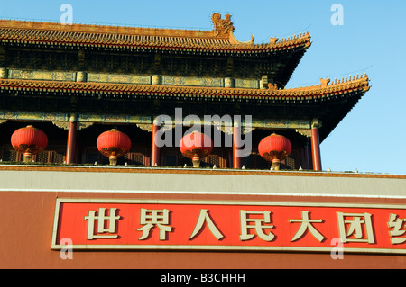 La Chine, Beijing. Nouvel An chinois Fête du Printemps - lanterne rouge décoration de la porte de la paix céleste de la place Tiananmen. Banque D'Images