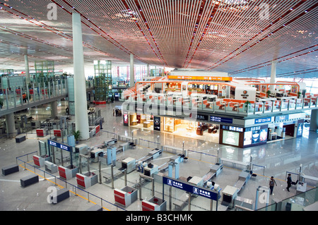 La Chine, Beijing, Beijing Capital Airport. Canal de sécurité au nouveau Terminal 3 bâtiment inauguré en février 2008, Banque D'Images