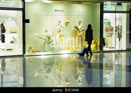 La Chine, Beijing, Beijing Capital Airport. Un Chinese business woman dans le nouveau Terminal 3 bâtiment inauguré en février 2008, deuxième plus grand bâtiment au monde (MR) Banque D'Images