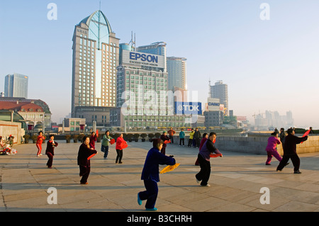 La Chine, Shanghai. Le tai-chi-interprètes en face de bâtiments modernes. Banque D'Images