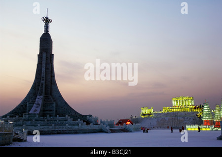 La Chine, le nord-est de la Chine, Heilongjiang Province, ville de Harbin. Festival de lanternes de glace. Réplique de Bangkok Wat Po Banque D'Images