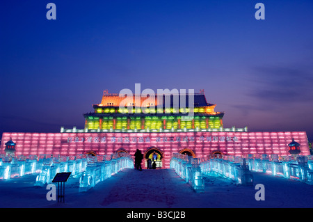 La Chine, le nord-est de la Chine, Heilongjiang Province, ville de Harbin. Festival de lanternes de glace. Une reproduction de sculpture de glace coloré Banque D'Images