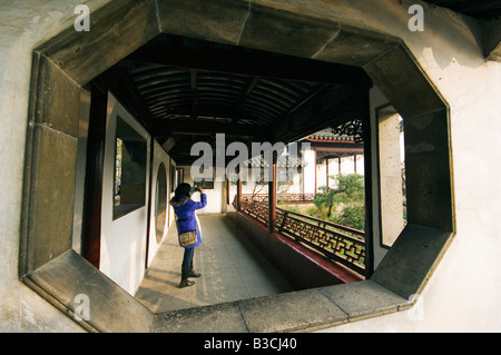 La Chine, la province de Jiangsu, Suzhou City. Jardin du Maître des Filets fixés dans le 12e siècle, vue à travers une fenêtre de Banque D'Images