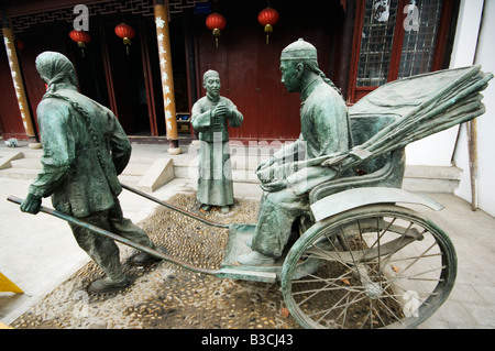 La Chine, la province de Jiangsu, Suzhou City. Musée de l'opéra et théâtre, une statue en bronze d'un pousse-pousse à l'extérieur du théâtre Banque D'Images