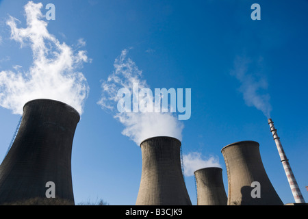 Centrale thermique au charbon avec les tours de refroidissement de la vapeur dans l'atmosphère de libération Banque D'Images