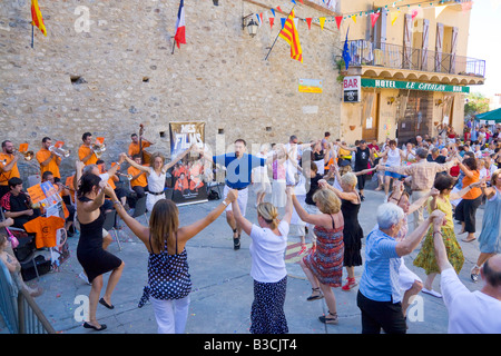 Catalans français célébrer la fête nationale française la danse Danse folklorique traditionnelle Sardane Banque D'Images