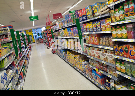 Allée de supermarché sans shoppers Banque D'Images