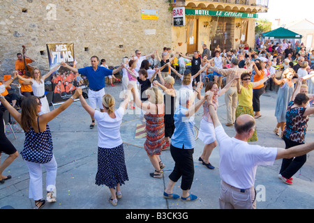 Catalans français célébrer la fête nationale française la danse Danse folklorique traditionnelle Sardane Banque D'Images