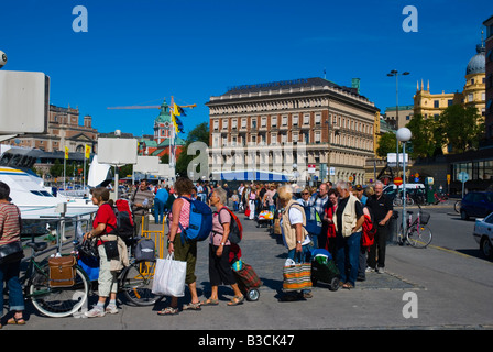 Les gens attendent d'obtenir sur un ferry au port de Nybrohamnen à Stockholm Suède Europe Banque D'Images