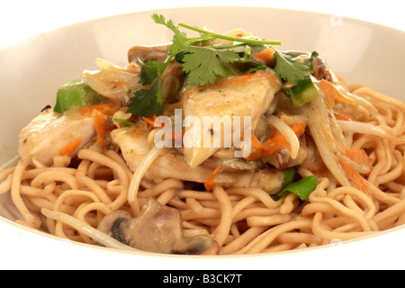 Bol de Sauté de poulet Thaï épicé et nouilles aux oeufs isolé sur un fond blanc avec un chemin de détourage et aucun peuple Banque D'Images