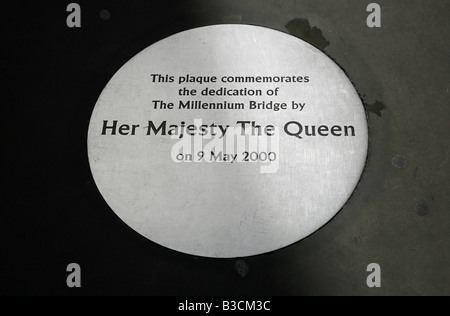 Plaque commémorant l'inauguration du Millennium Bridge à Londres par la Reine Banque D'Images