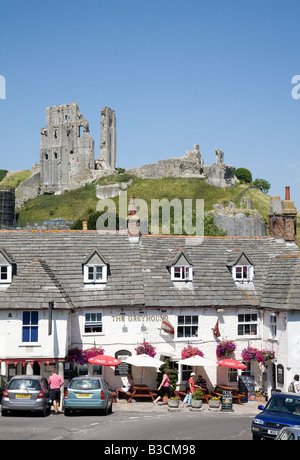 Le Greyhound village pub avec Corfe Castle Dorset UK en arrière-plan Banque D'Images