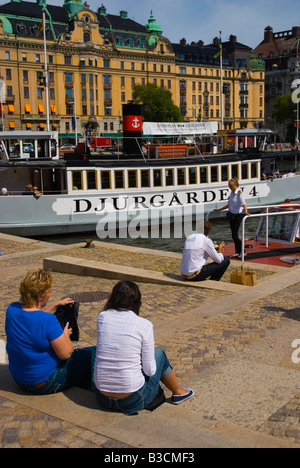 Les gens à Nybrohamnen à Stockholm Suède Europe port Banque D'Images