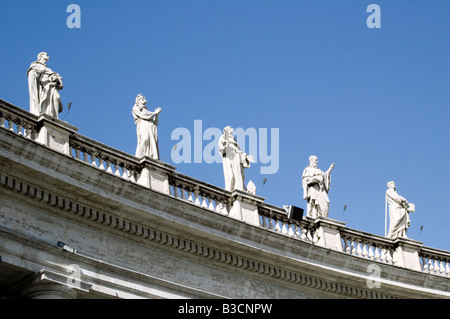 Statues au-dessus de la colonnade en Rome Banque D'Images