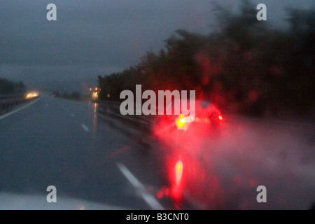 Pluie sur une autoroute, circulation par mauvais temps humide, confiture, écluse Banque D'Images