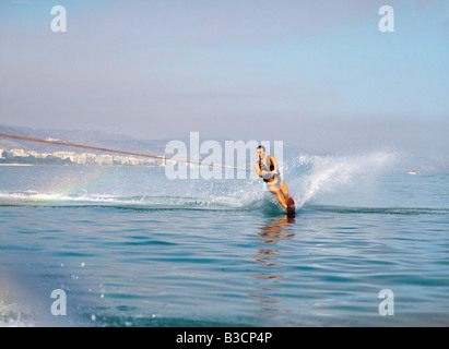 Jeune homme sur le ski nautique à Marbella, Espagne Banque D'Images