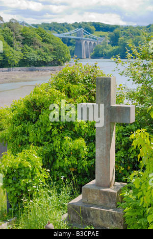 Voir l'église de l'île sur Anglesey, au nord du Pays de Galles à l'ensemble du détroit de Menai à la Menai Bridge et le continent Banque D'Images