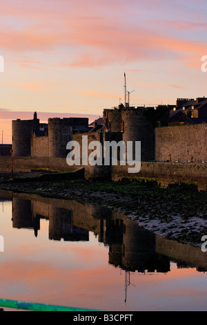 Les murs extérieurs du château de Caernarfon, sur la côte du nord du Pays de Galles à la fin de soirée sunshine Banque D'Images