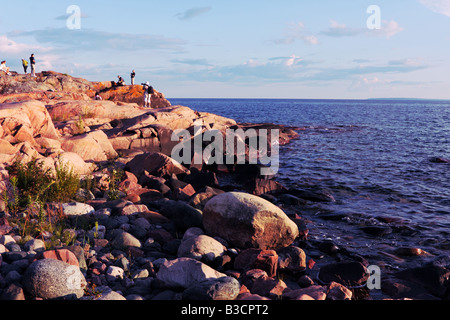 Les touristes et les photographes sur Red Rock Point la baie Georgienne au coucher du soleil Banque D'Images