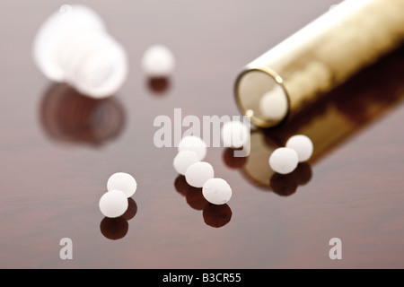 Globules homéopathiques dans le tube de verre Banque D'Images