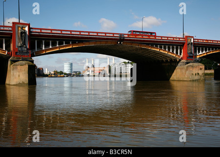 Tamise à Vauxhall Bridge, Vauxhall, Londres. Battersea Power Station peut être vu dans le lointain Banque D'Images