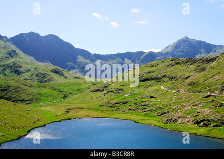 Recherche le long de la piste des mineurs Teyrn Llyn passé vers le sommet du Mont Snowdon dans le Nord du Pays de Galles Banque D'Images