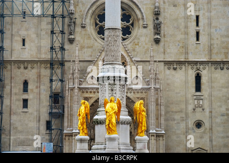 Les anges d'or à l'extérieur de la cathédrale de Zagreb, Croatie. Banque D'Images