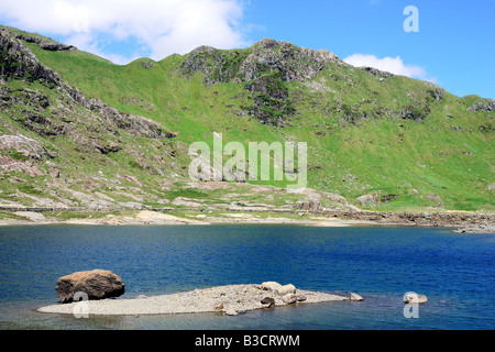 À l'échelle Llyn Llydaw vers le lit à côté de la crête de Goch voie mineurs sur le mont Snowdon dans le Nord du Pays de Galles Banque D'Images