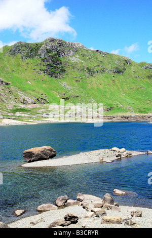 À l'échelle Llyn Llydaw vers le lit à côté de la crête de Goch voie mineurs sur le mont Snowdon dans le Nord du Pays de Galles Banque D'Images