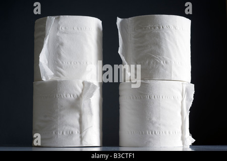Quatre rouleaux de papier toilette blanc Banque D'Images