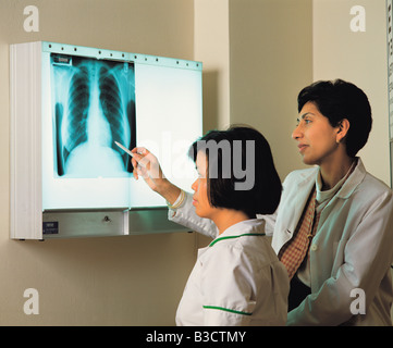 Deux femmes médecins l'examen de la radiographie du thorax Banque D'Images