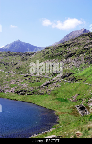 Recherche le long de la piste des mineurs Teyrn Llyn passé vers le sommet du Mont Snowdon dans le Nord du Pays de Galles Banque D'Images