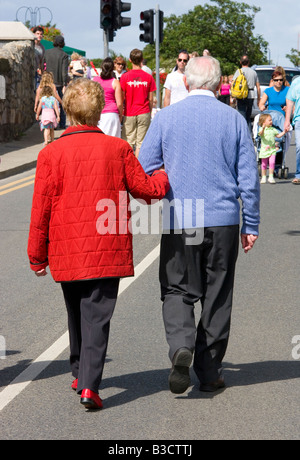 Vieux couple arm in arm Banque D'Images
