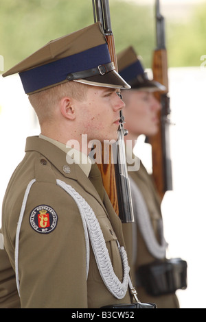 Les soldats de l'armée polonaise Pologne Varsovie se garde d'honneur de la Tombe du Soldat inconnu à Secesja Gardens Banque D'Images