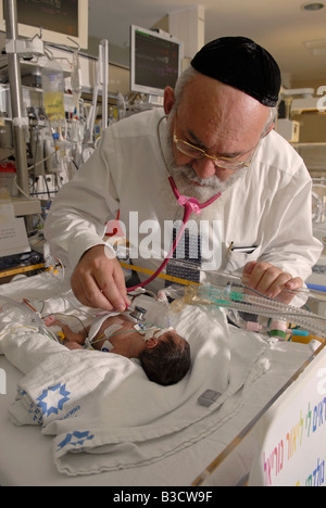 Médecin juif orthodoxe à l'enfant prématuré l'inspection unité de soins intensifs néonatals Shaare Zedek Medical Center West Jérusalem Israël Banque D'Images