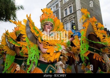 Royaume-uni, Angleterre, Londres, 25 août 2008. Le défilé passe devant pendant la carnaval de Notting Hill dans l'ouest de Londres. Banque D'Images