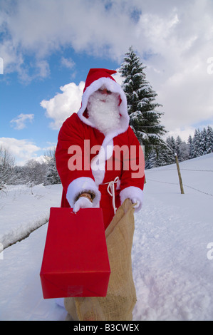 Père Noël Père Noël dans un magnifique paysage hivernal Banque D'Images