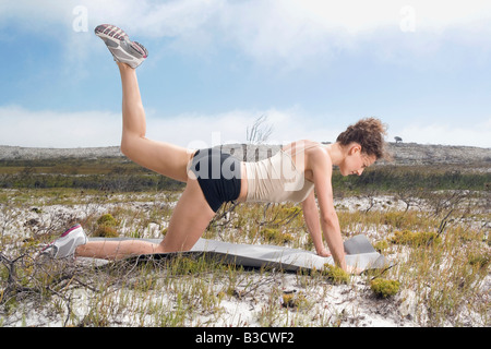 L'Afrique du Sud, Cape Town, young woman doing yoga Banque D'Images