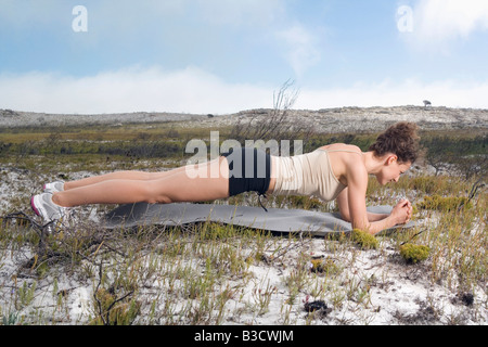 L'Afrique du Sud, Cape Town, young woman doing yoga Banque D'Images