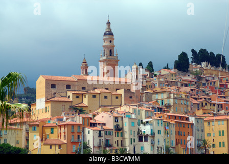 Vue sur la vieille ville et l'église Saint Michel à Menton côte d'azur Français Banque D'Images