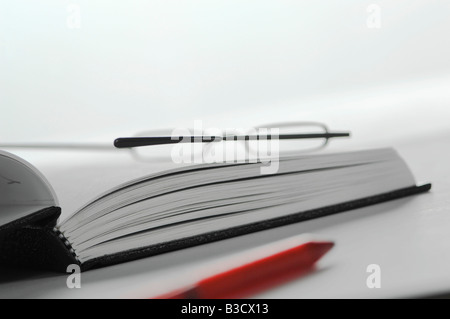 Ordinateur portable, lunettes et pen Banque D'Images