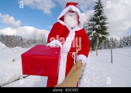 Père Noël Père Noël dans un magnifique paysage hivernal Banque D'Images