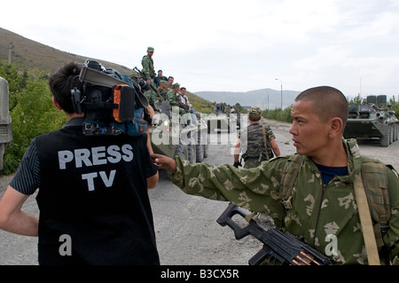 Un soldat russe de souche empêche un caméraman de la télévision de filmer des troupes russes près de la ville de Gori pendant la guerre russo-géorgienne en août 2008 Banque D'Images