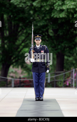 Soldat de l'armée américaine monte la garde sur la tombe de l'inconnu, le Cimetière National d'Arlington Banque D'Images